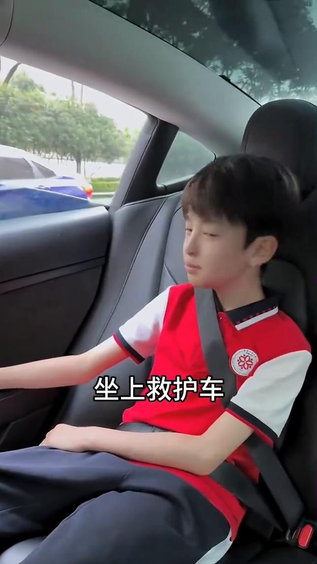 儿子上课突然觉得一阵恶心，头晕目眩，决定去医院看看。坐上救护车来到《第一人民医院