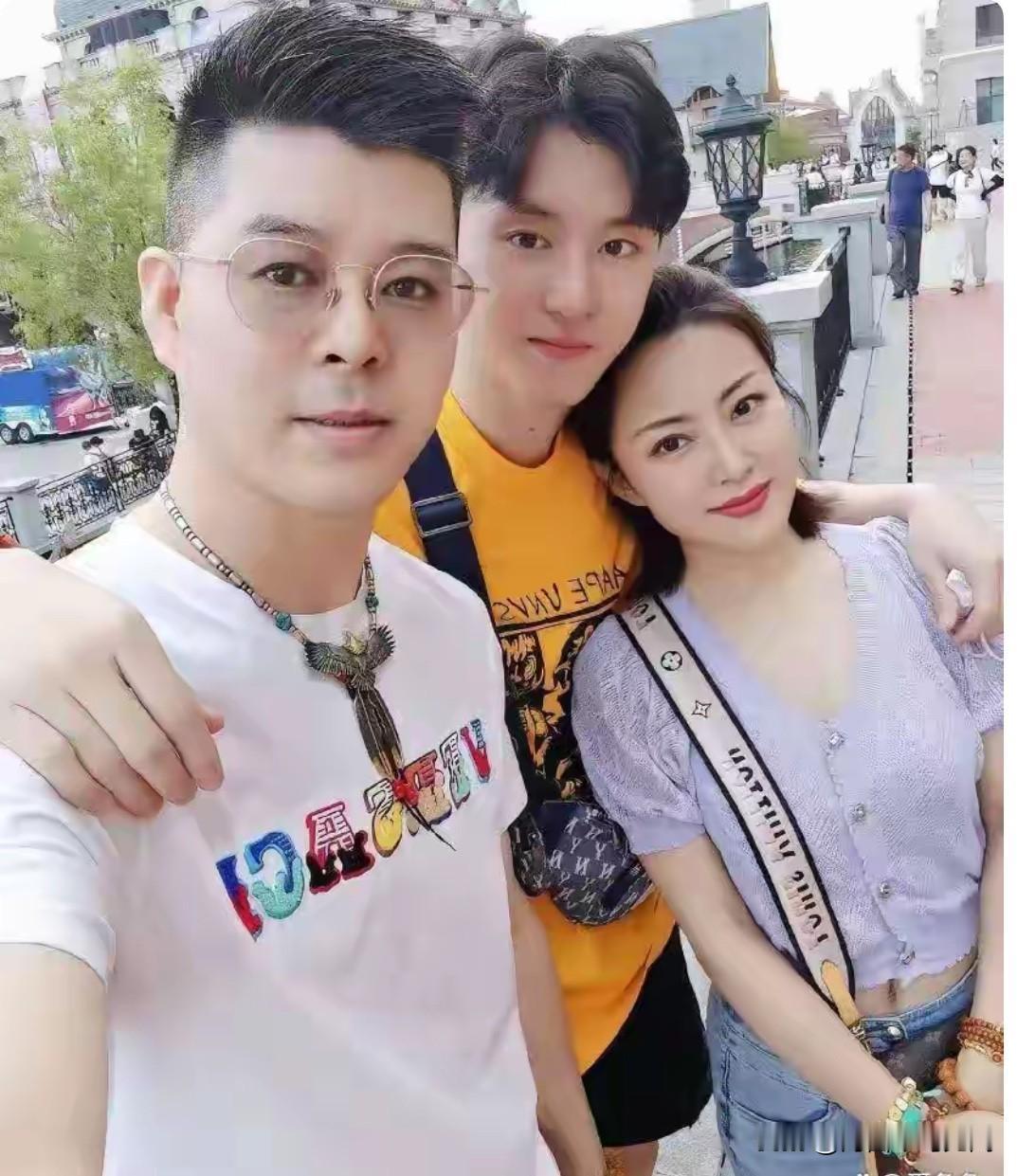 他没有小沈阳名气，也没有宋小宝的话题度多，可他是赵本山最争气的徒弟，娶了本山传媒