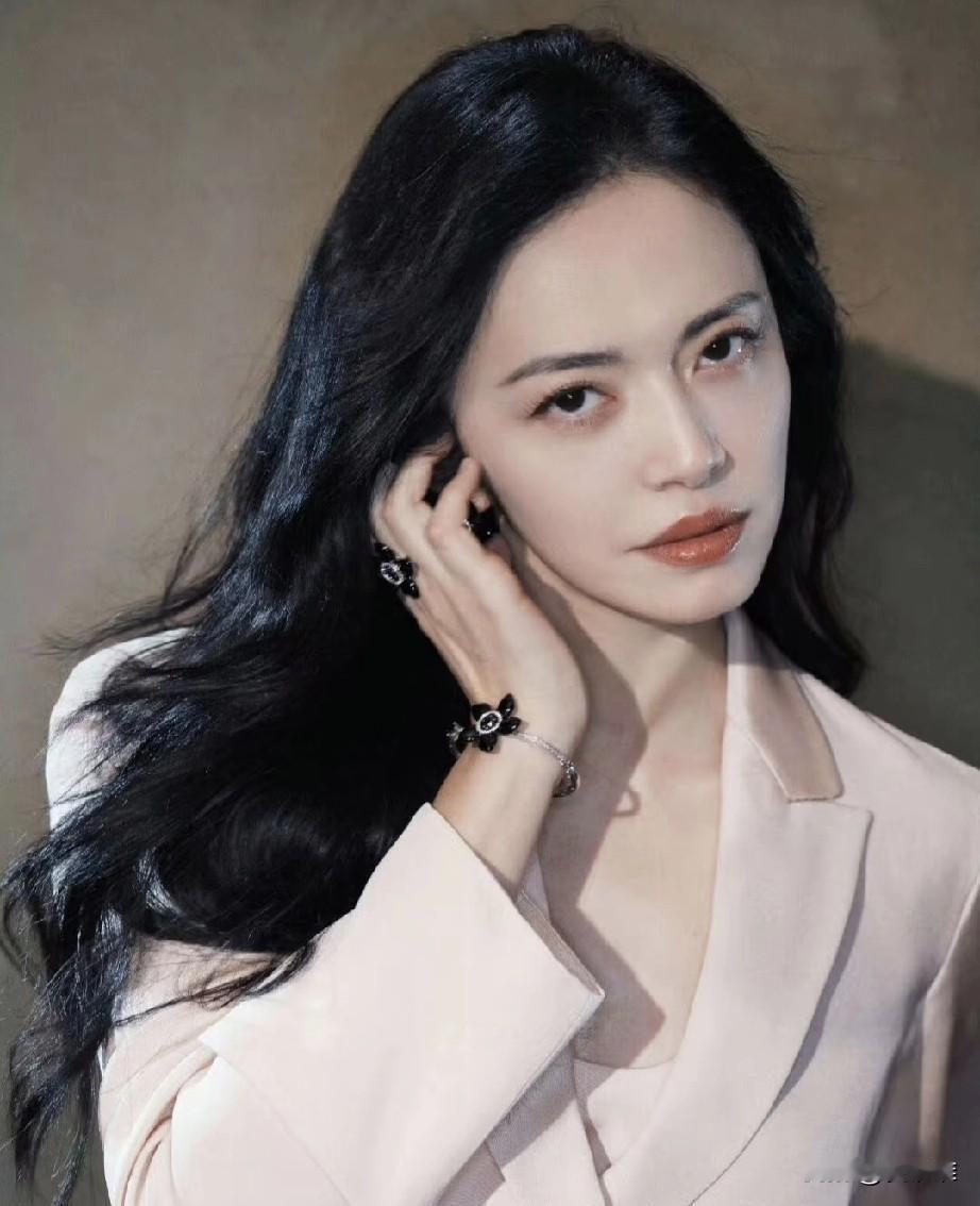 姚晨官宣离婚，很多人都很意外，其实她和老公曹郁并不是现在才分开，而是早就和平离婚