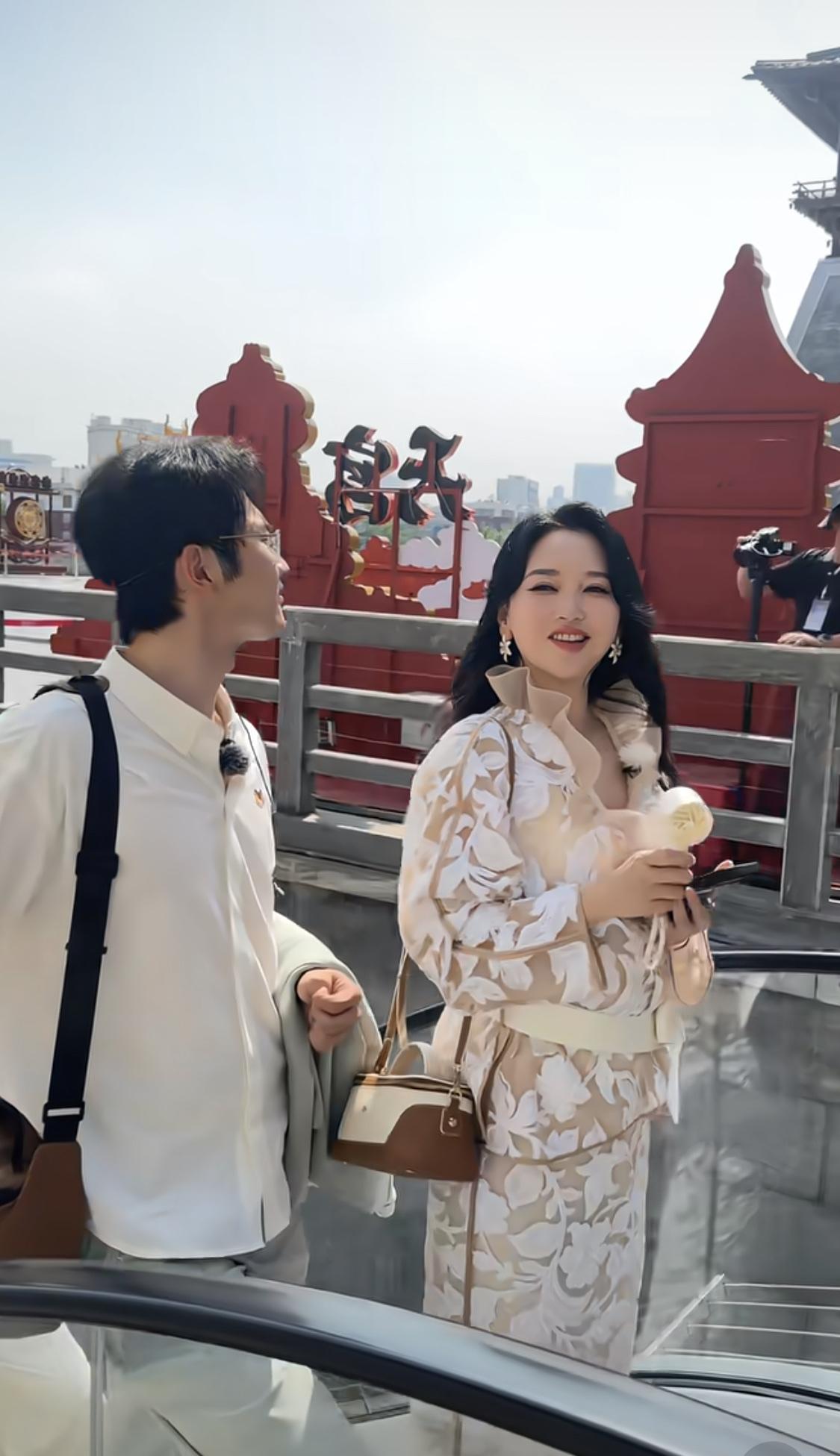 与其好奇孙程潇父母为何会同意他俩结婚，不如好奇金莎父母是怎么同意的。孙程潇他