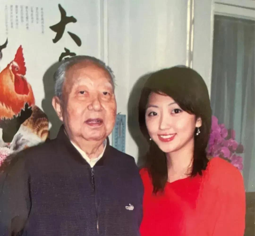 晚年的华国锋同志和孙女的合影。孙辈自小与他共同生活在西黄城根的四合院，但家中长期