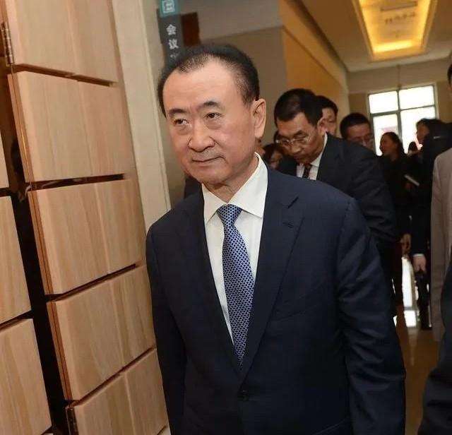 《王健林帝国危机：战略误判与权力失控，万达如何从“捡钱时代
