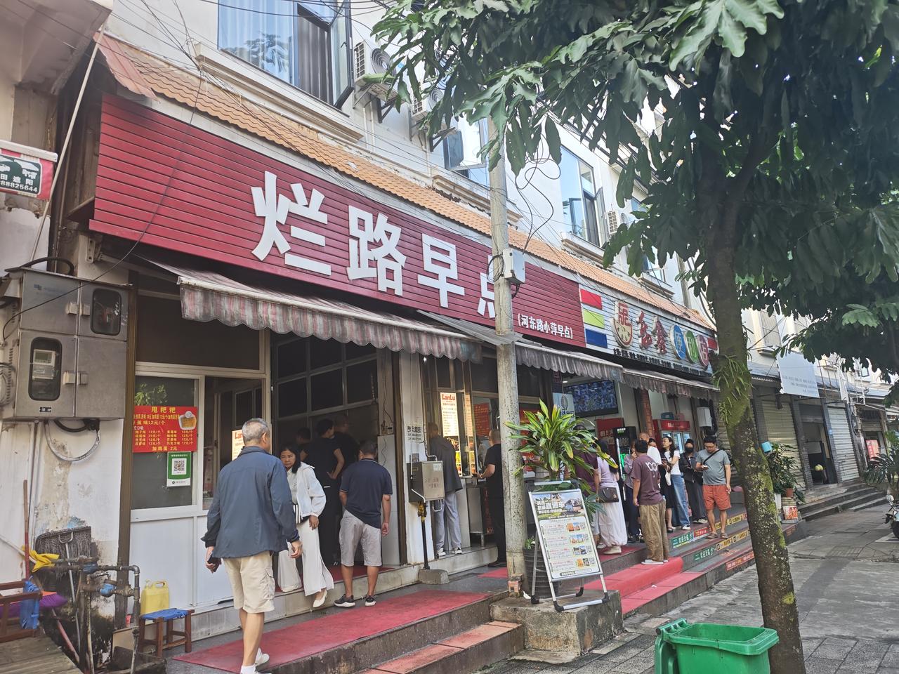 来芒市吃早餐选择不多，网红烂市早点排大长队，尝了就是牛肉汤泡米线，盛名之下，没吃