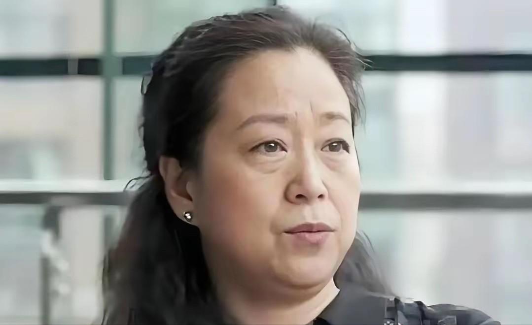 如今67岁的罗秀春，每个月依旧等着前夫张国立打来约定好的生活费，这笔钱从离婚签协