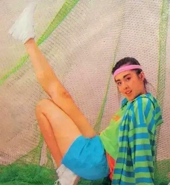 什么是足弓美？见识过王祖贤的足弓，就知道了。当年《倩女幽魂》，王祖贤那是