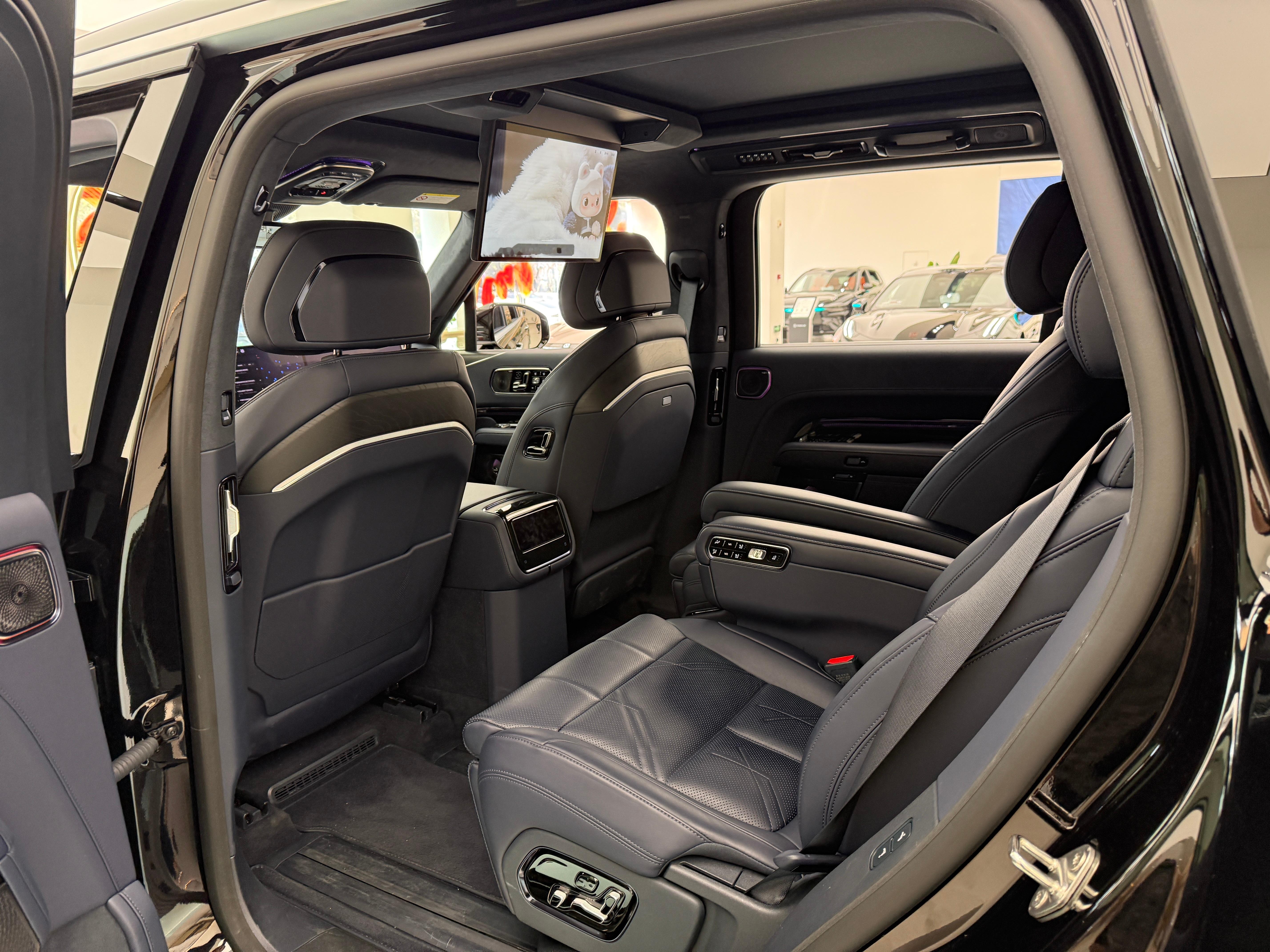 杭州湾库里南第二排做的不错，第三排空间太小，还没有蓝山6座空间显大，不科学