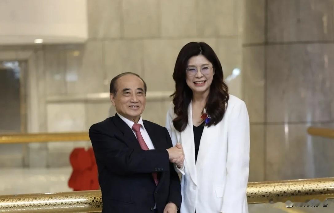 有意思，郑丽文再度拜访王金平。郑丽文今天率领李乾龙和李鸿源再度亲自拜访王金平