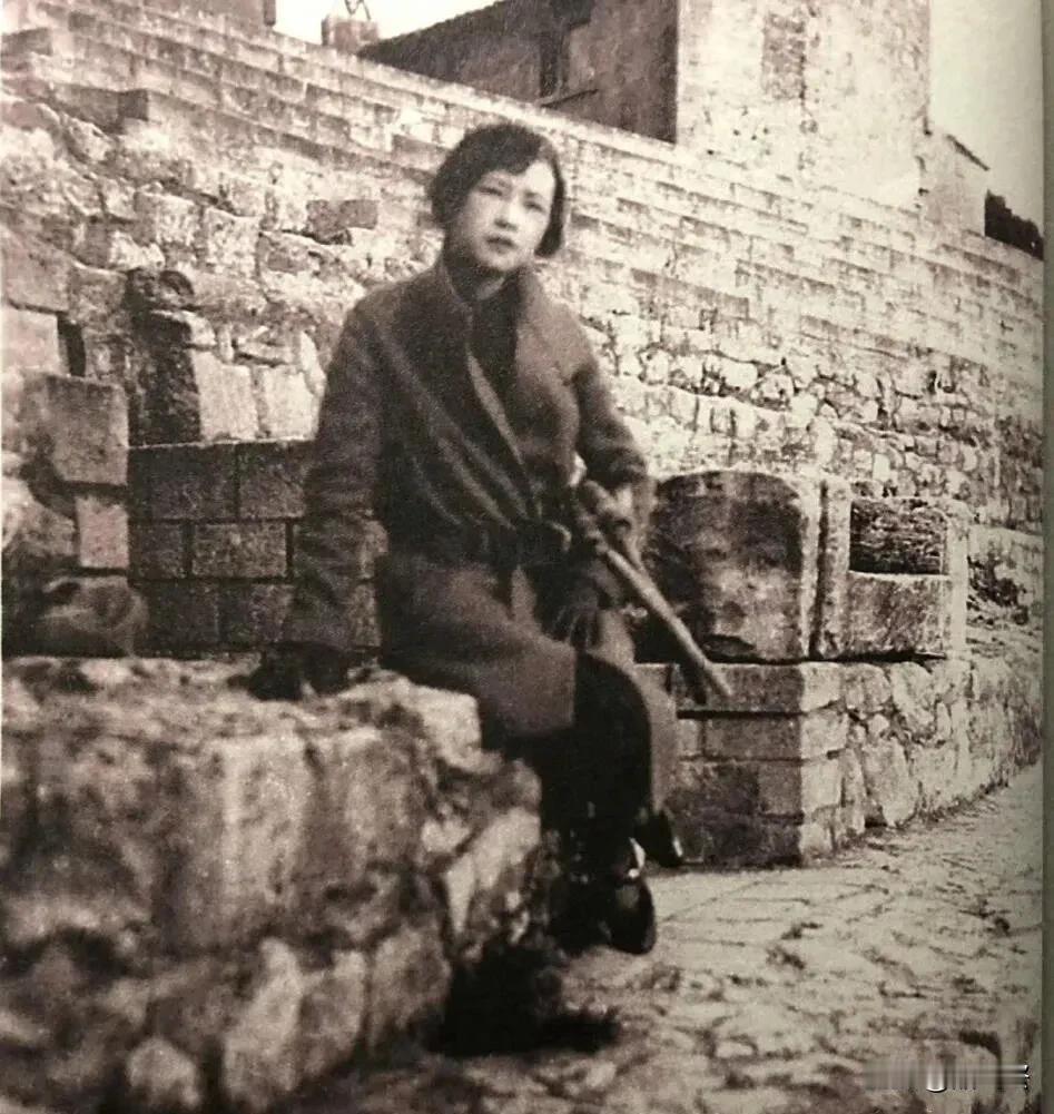 1928年，林徽因和梁思成在欧洲度蜜月还考察古建筑，那张在西班牙塞哥维亚古城墙的