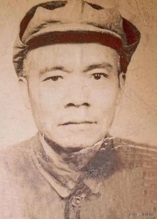 1937年，34岁的王牌特工涂作潮和邻居打牌，邻居看了他一眼，说：“你看着像共产