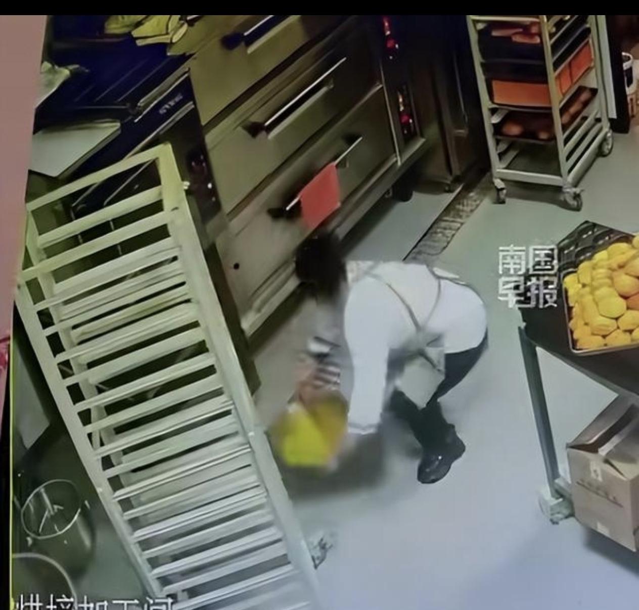 山东临沂，一女子抬着满满一盆滚烫的黄油，准备放到货架上，但是由于盆太烫，她抬不住