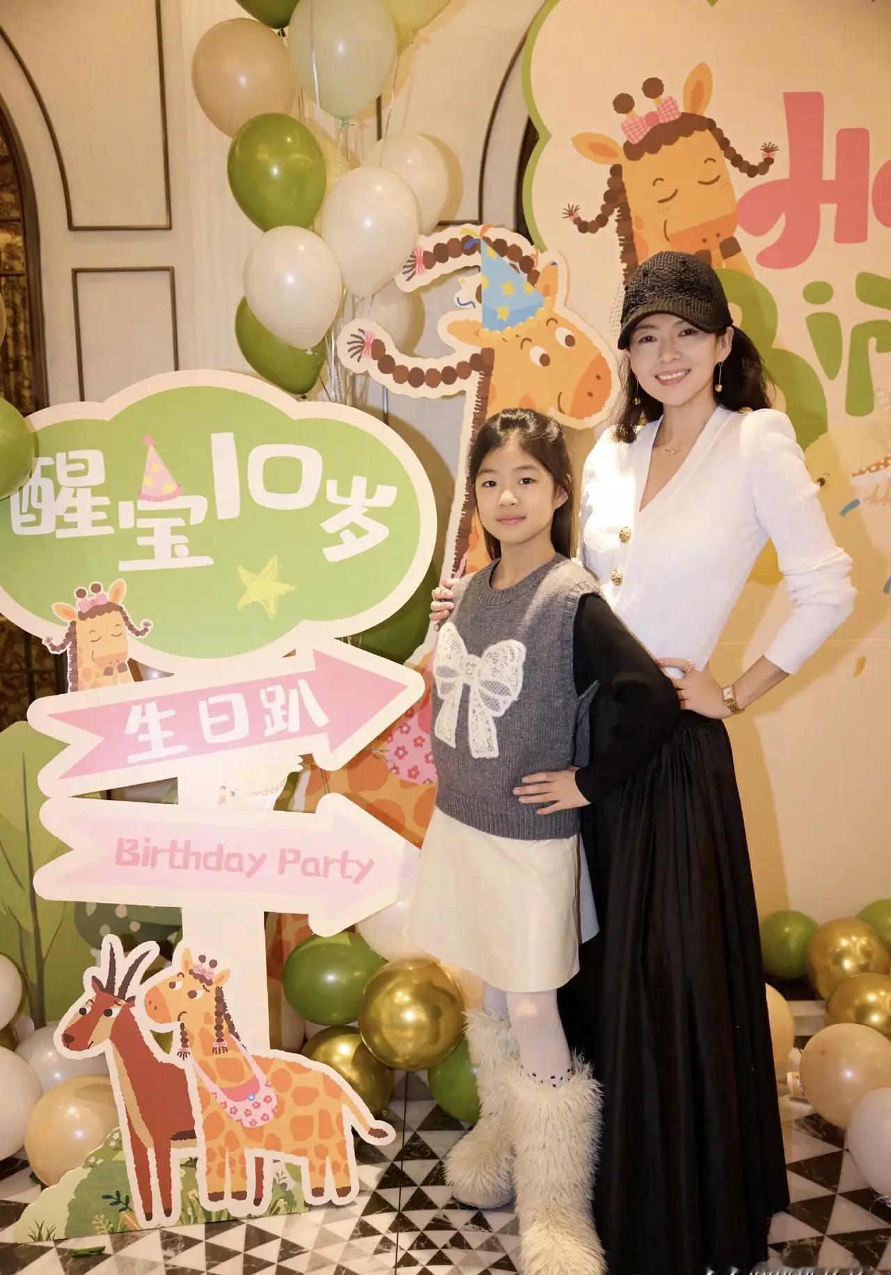 章子怡不争影后争放学。她2025年悄悄做了一件大事：签署法律文件，将女儿醒醒的