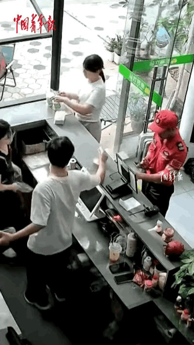 "上人民日报了！"广西钦州，救援队去奶茶店买奶茶，店员两次挡住付款码，执意要为救