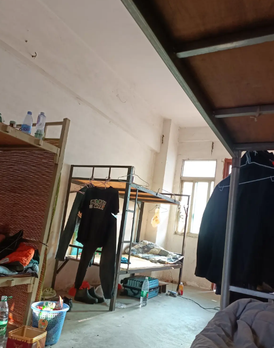 打工人的天要翻了！我们在厂里上班，之前进厂前就签了自动放弃社保的承诺书，这在东