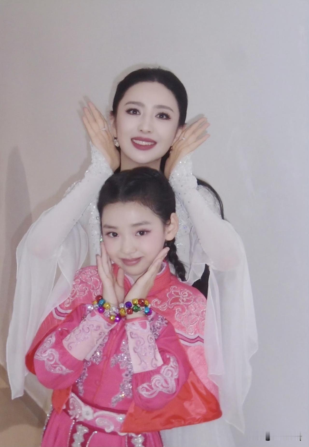 说小酒窝是佟丽娅的亲女儿都足以以假乱真，毕竟佟丽娅和董璇共用一张脸。小酒窝是佟丽