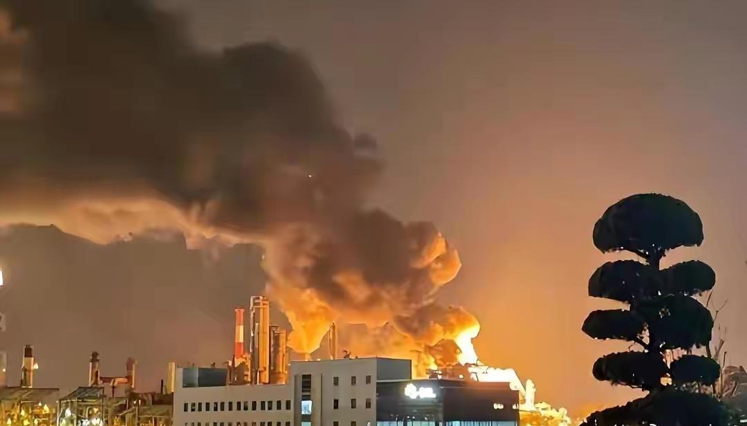 【乌克兰数千吨“氢弹船”遭袭，普京怒气升级，俄罗斯再度增添兵力】俄罗斯终于放