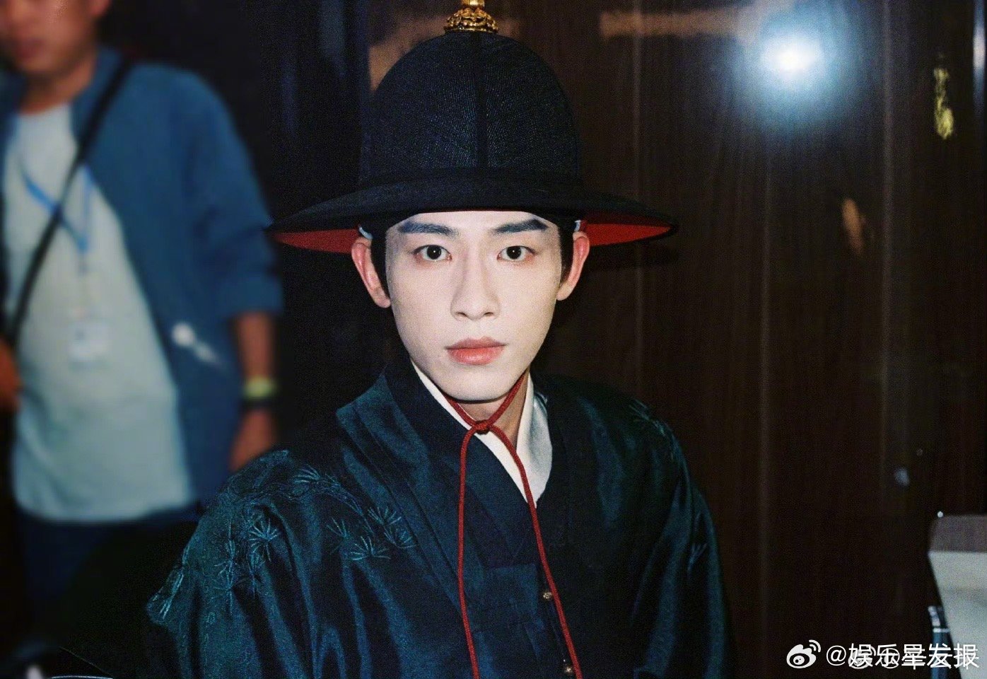 辛云来纸球魔术怎么变的辛云来的魔术小节目又上新！拍戏休息期间还研究了小魔术给大