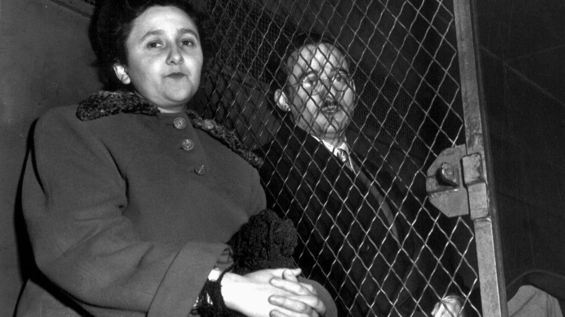 美国共产党员艾瑟尔，在1953年被判死刑，当她被绑在电击椅上时，仍然高呼自己无罪