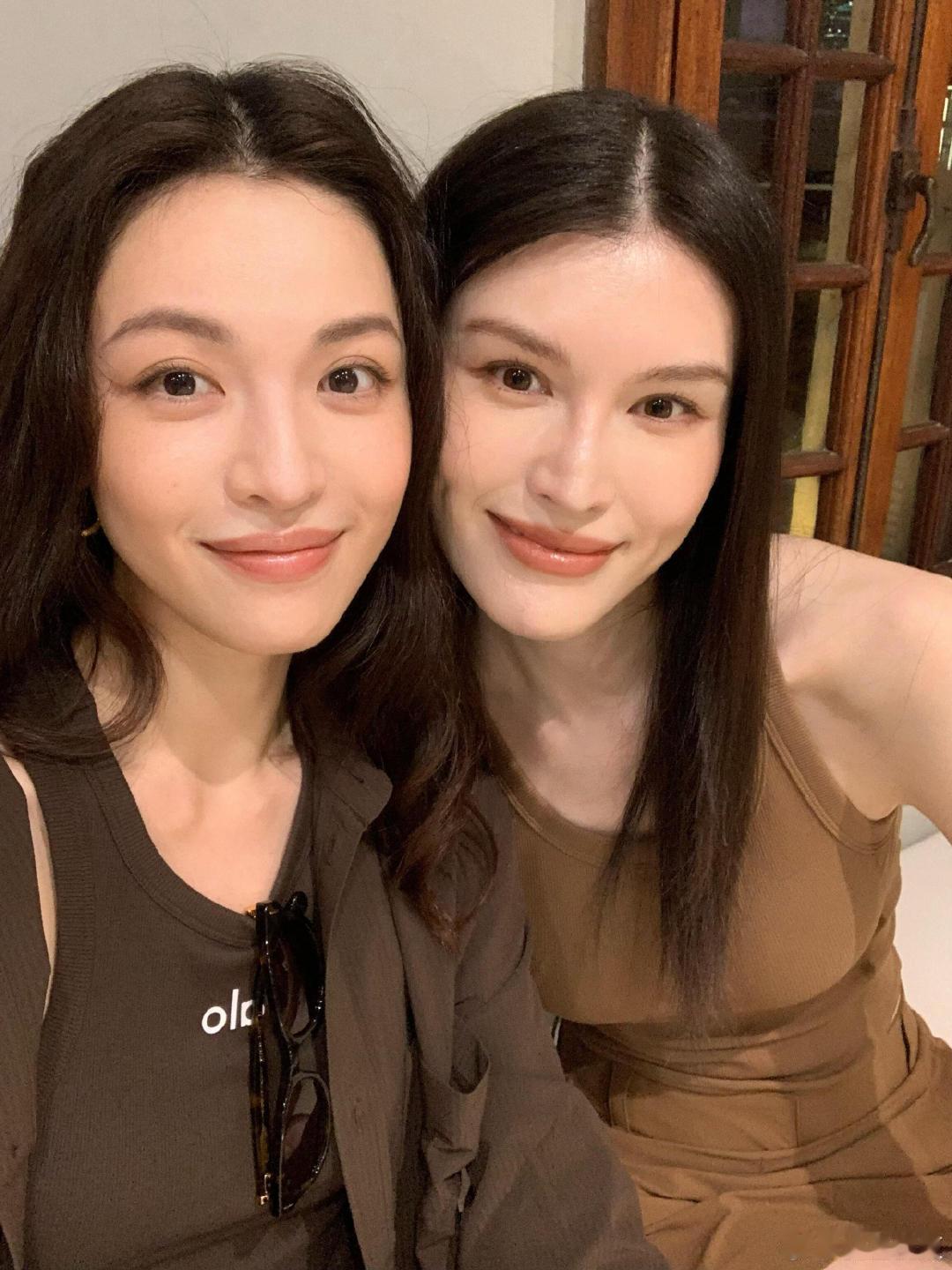 钟楚曦何穗自拍照钟楚曦何穗站在一起，感觉身高腿长直接拉满，我就像那个在边上疯狂按