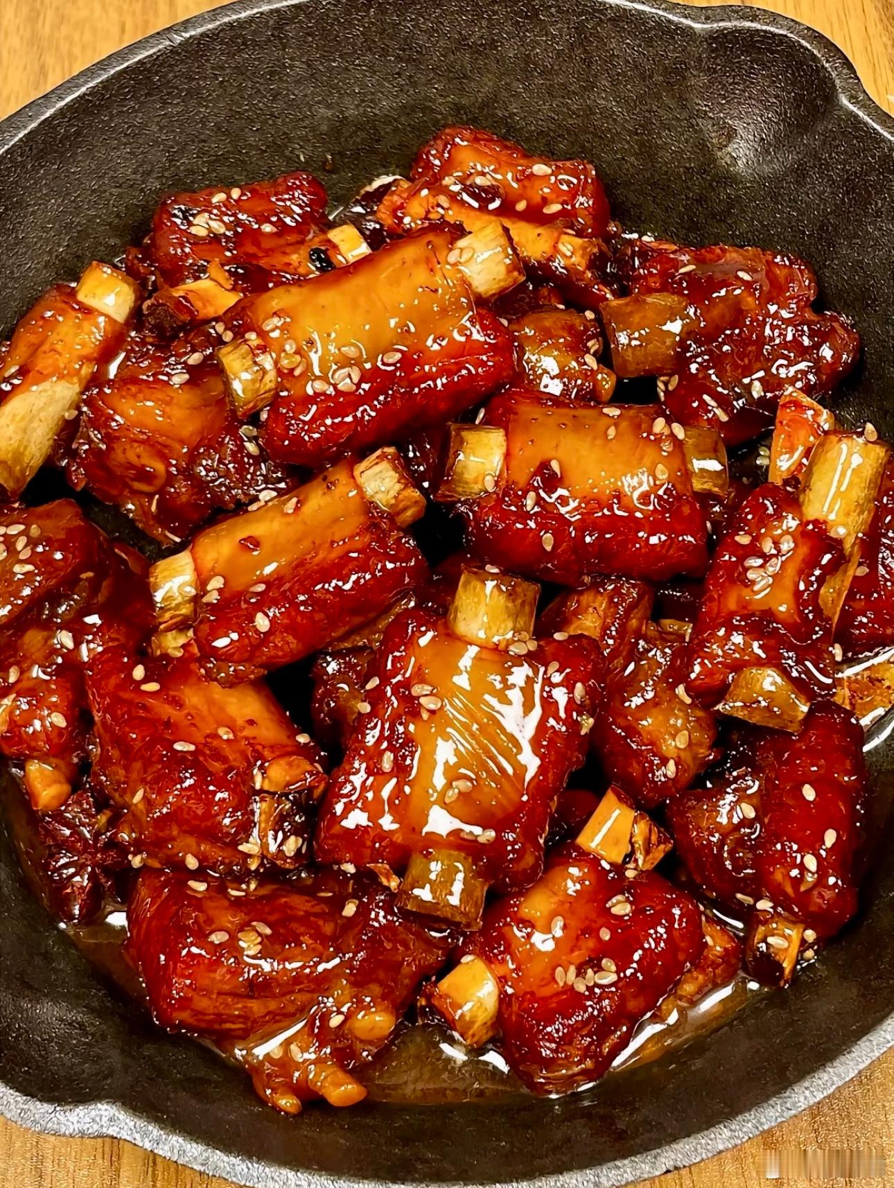 超级好吃的家常菜分享来啦红烧排骨爆炒肥肠白菜煎蛋豆腐汤教程分享