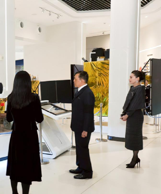 近日，泰国国王玛哈·哇集拉隆功与王后素提达一行人出现在北京航天飞行控制中心，一位