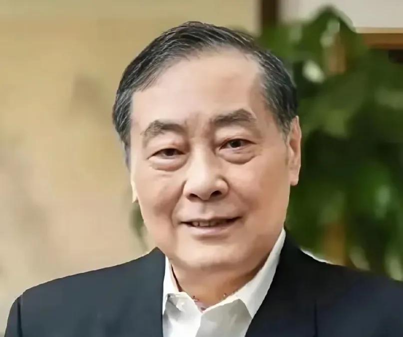 近日，宗庆后和女儿宗馥莉的舆论发酵甚嚣尘上，有人说没儿子的大佬们都瑟瑟发抖了：