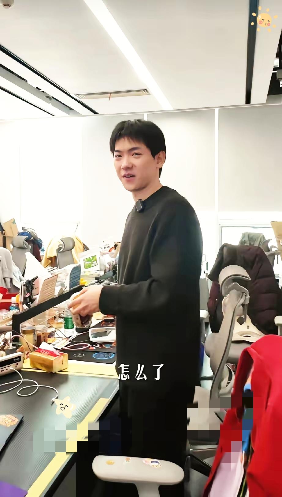 笑死了，与辉同行一放假，直接把网友们给“闲疯了”。评论区彻底沦陷，满屏都是同