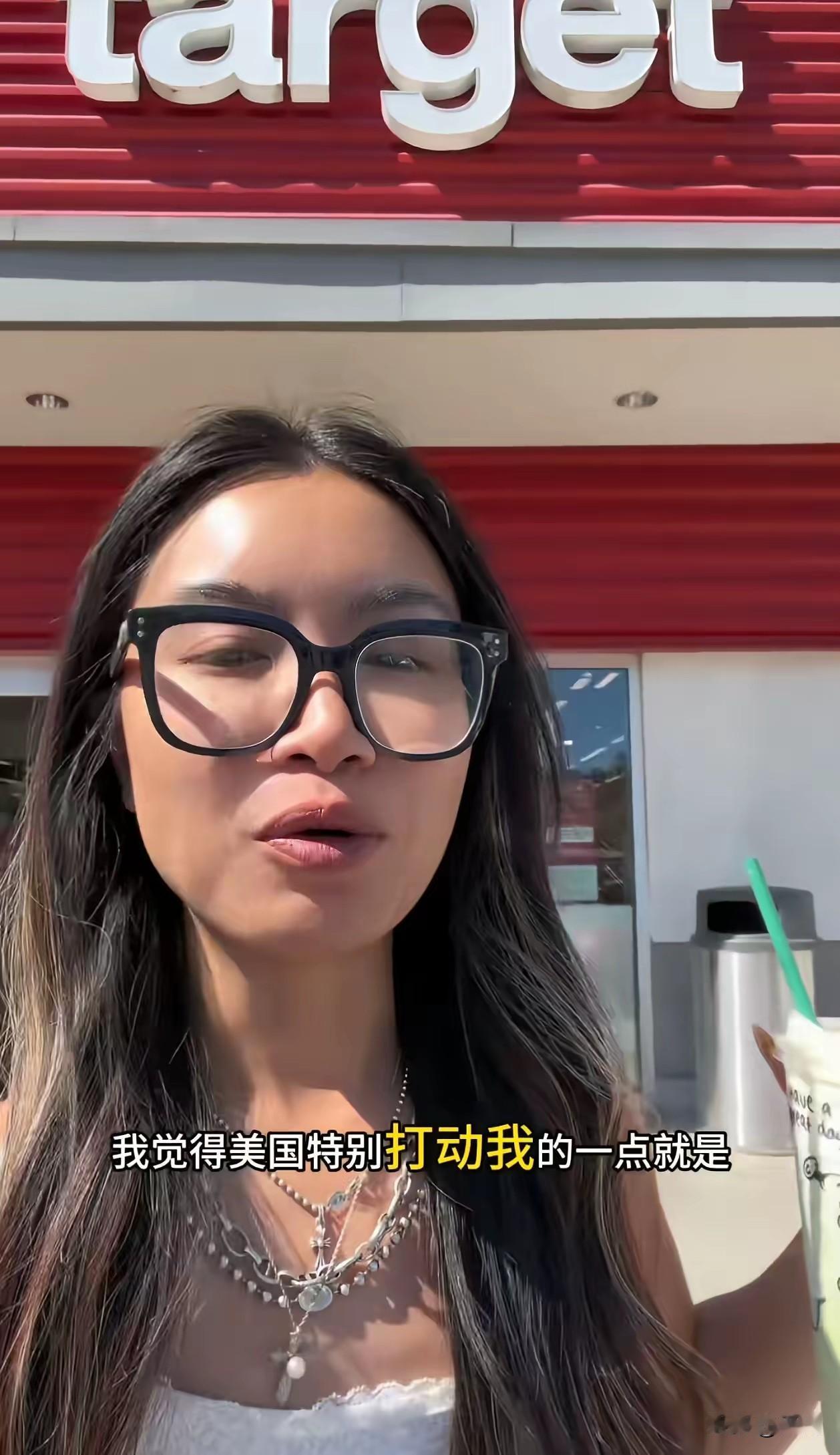 博主在美国星巴克点饮品，拿到杯子上画了一只小兔子，特别感动，感慨国外不管什