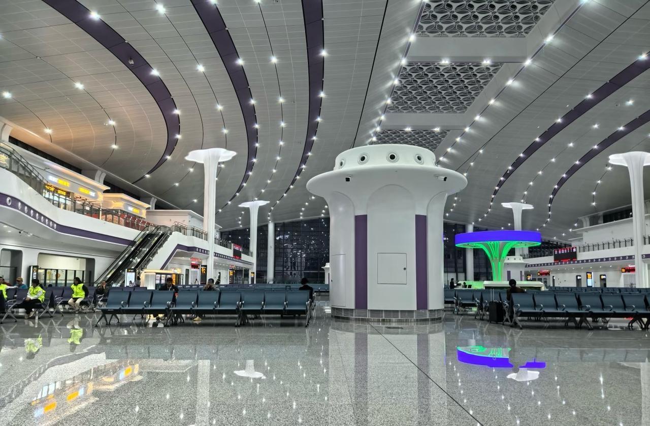 好冷清的湛江北。想当初，2025年12月23日开通首日，那可是有超5万人次涌