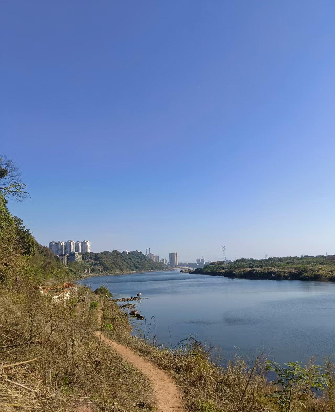 人这一辈子，有两件事千万别做。第一件事，不要插手别人的人生大事。