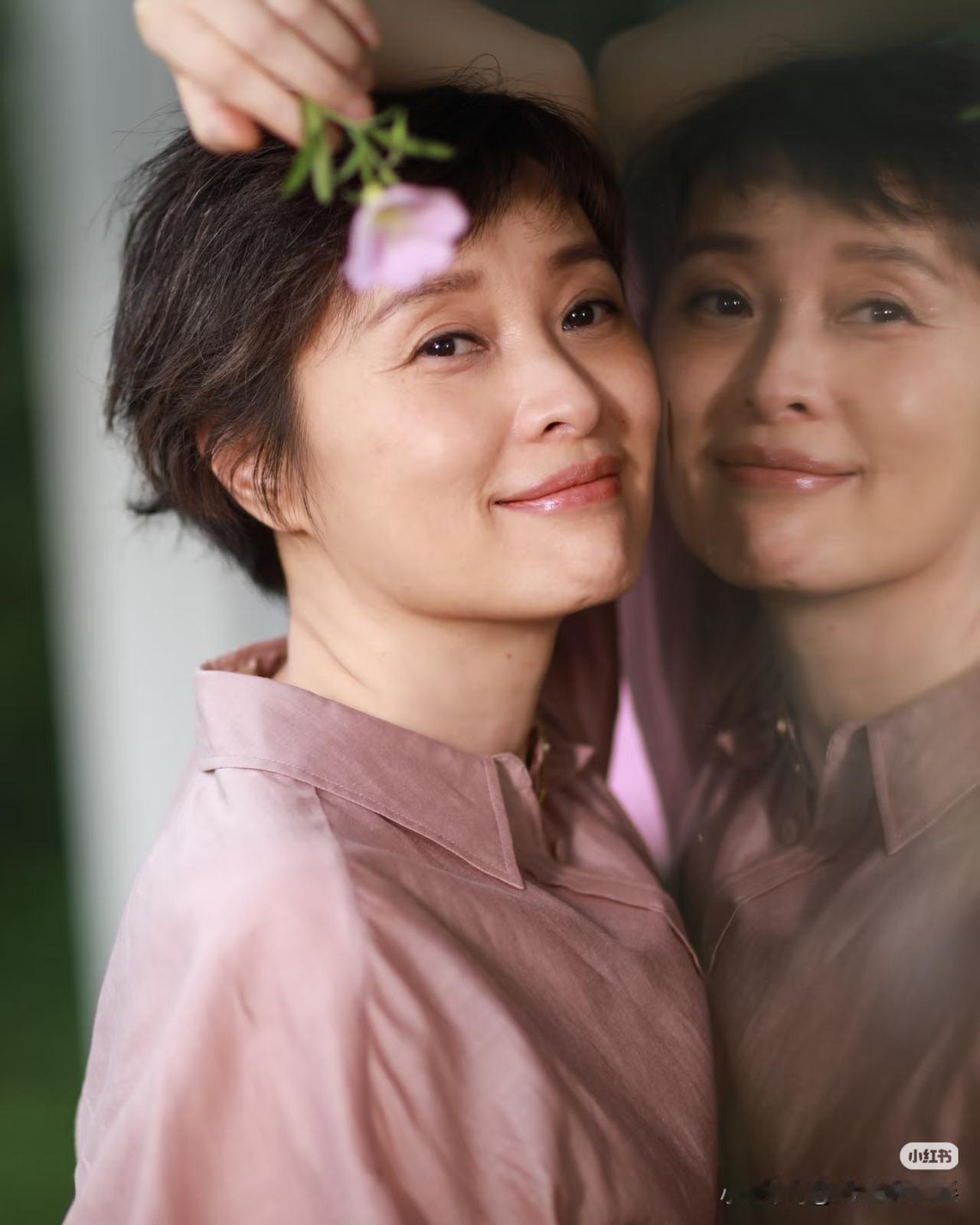 吴越在采访里提到父亲问她：“你会送我去养老院吗？”她愣了几秒，蹲下来握住父亲的手