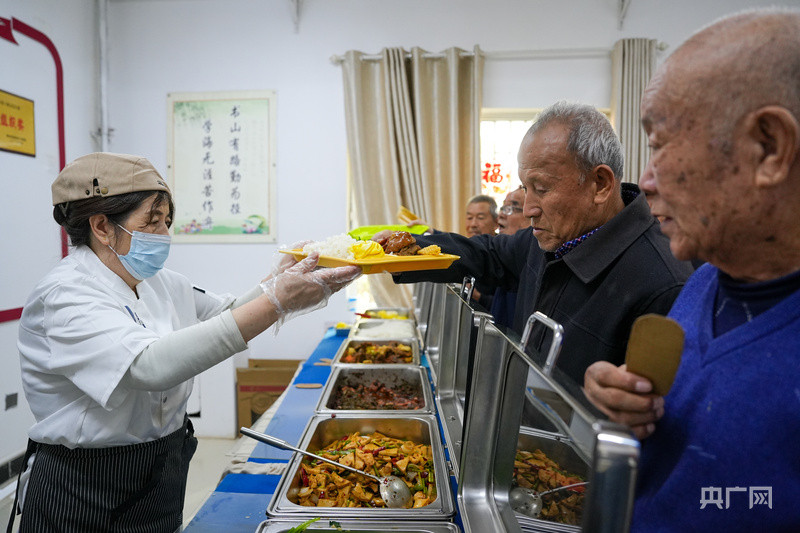 新疆图木舒克: 产业富民“润”戈壁 三餐一线“织”幸福