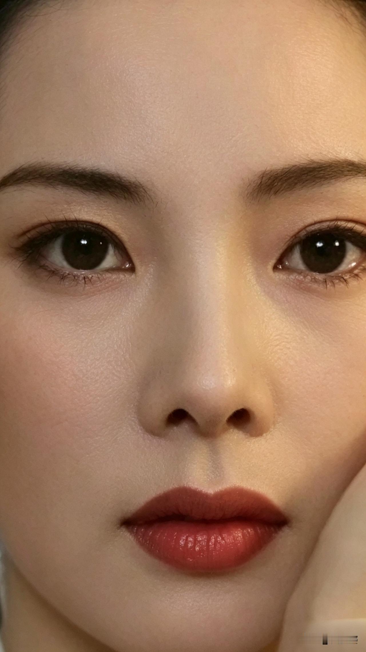 何赛飞年轻时那叫一个美啊！她长相甜美，五官分布均匀，极具辨识度，和现在的小花比起