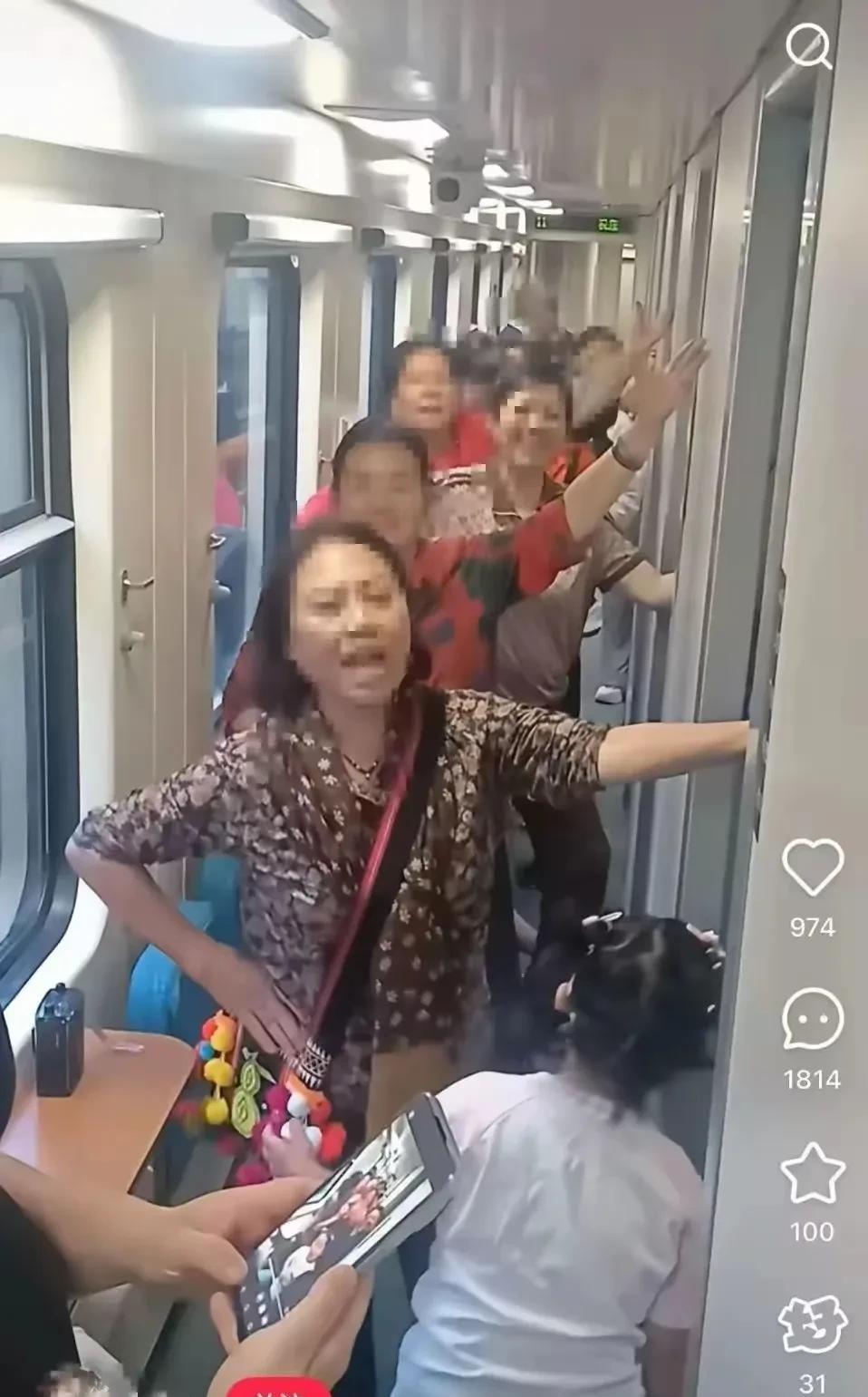 这群大妈“疯”了，火车卧铺车厢能跳广场舞吗？出门在外咋还消停啊！这是7月27日的