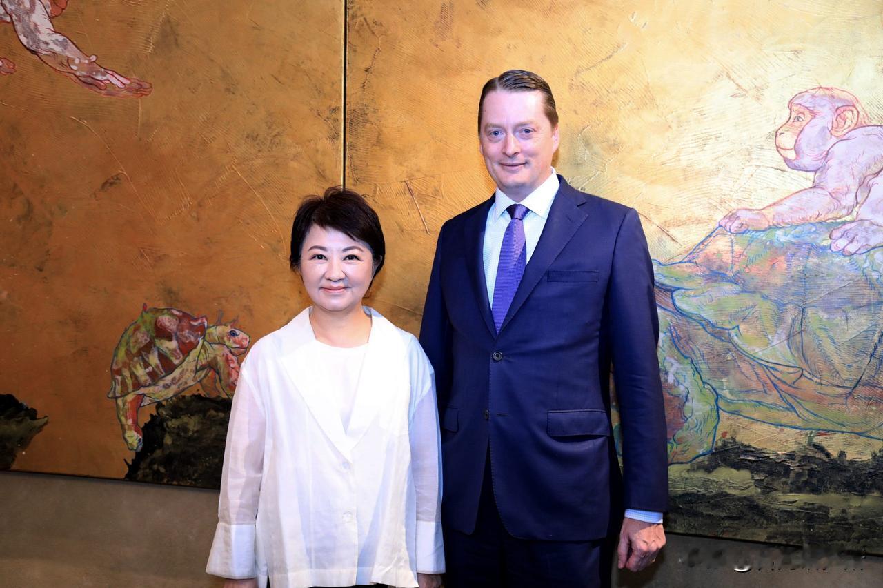 这个美国前高官爆料科瑞恩，美国前国安会的高官跟媒体讲现在特朗普在往外赶窜美