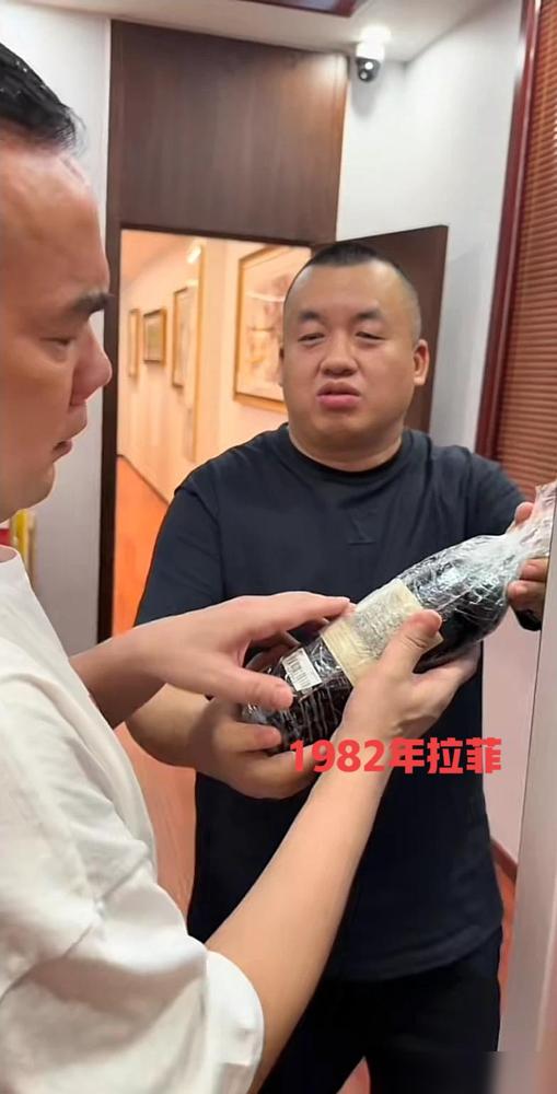 妹夫在五粮液上班，每年都会送我两箱酒。员工内部价拿的确实划算，我家没人喝，前