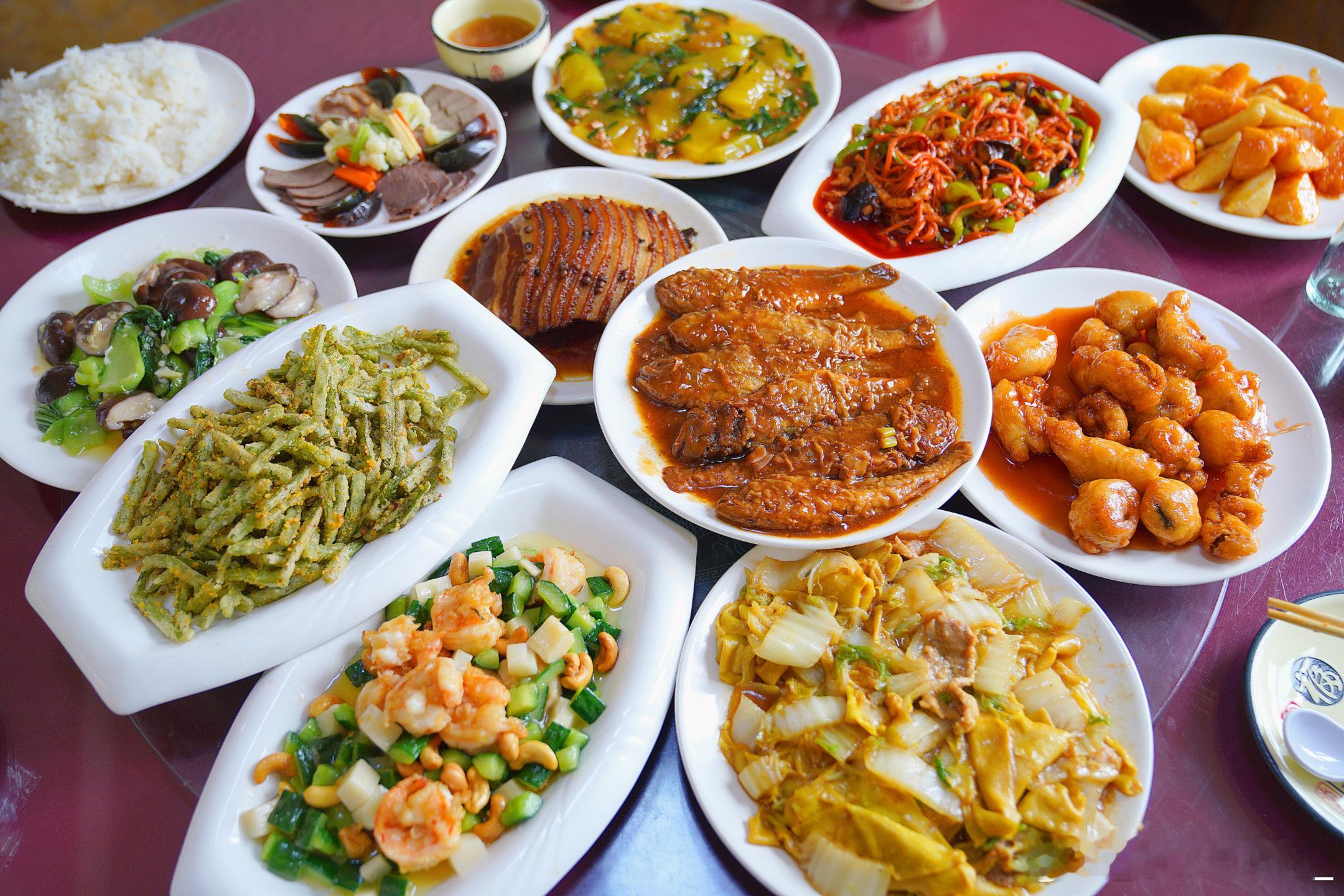 外出觅食~吃到了心动的家常菜的味道，菜都是厨师现炒现制的，不仅好吃，还很实惠，菜
