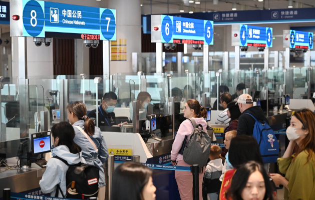 挤爆了，外国人爱中国根据统计，2025年以来，西安口岸入境外国人超13.5万人