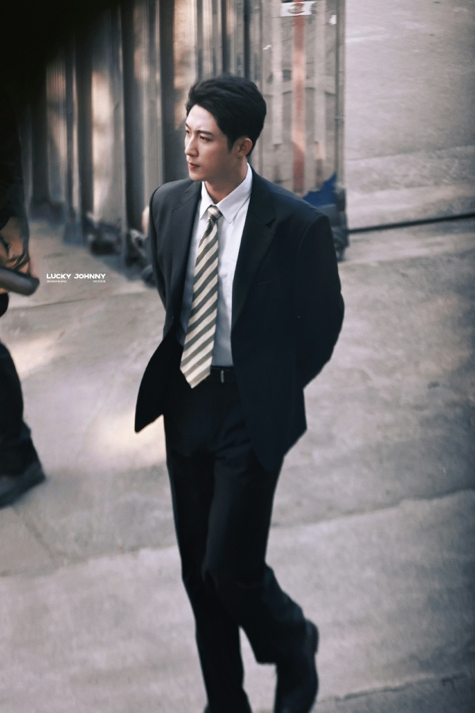 家人们谁懂啊！黄景瑜这路透直接把我拿捏得死死的。一袭笔挺西装帅气逼人，摸婚戒的动