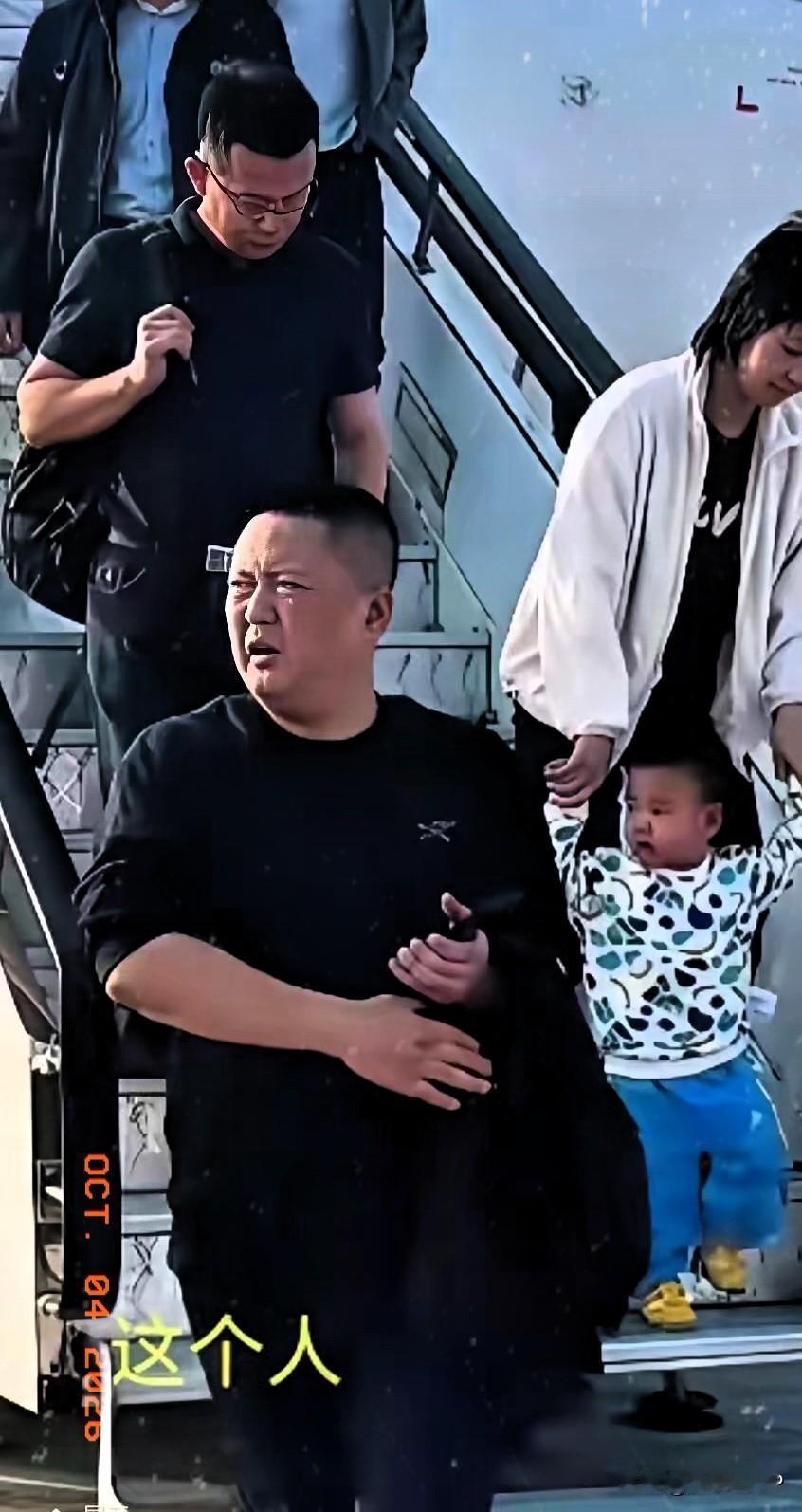 想不到！这是欧某，相貌挺伟岸！欧高管从东航慢慢的走下来，面容稍显憔悴！可能是对空