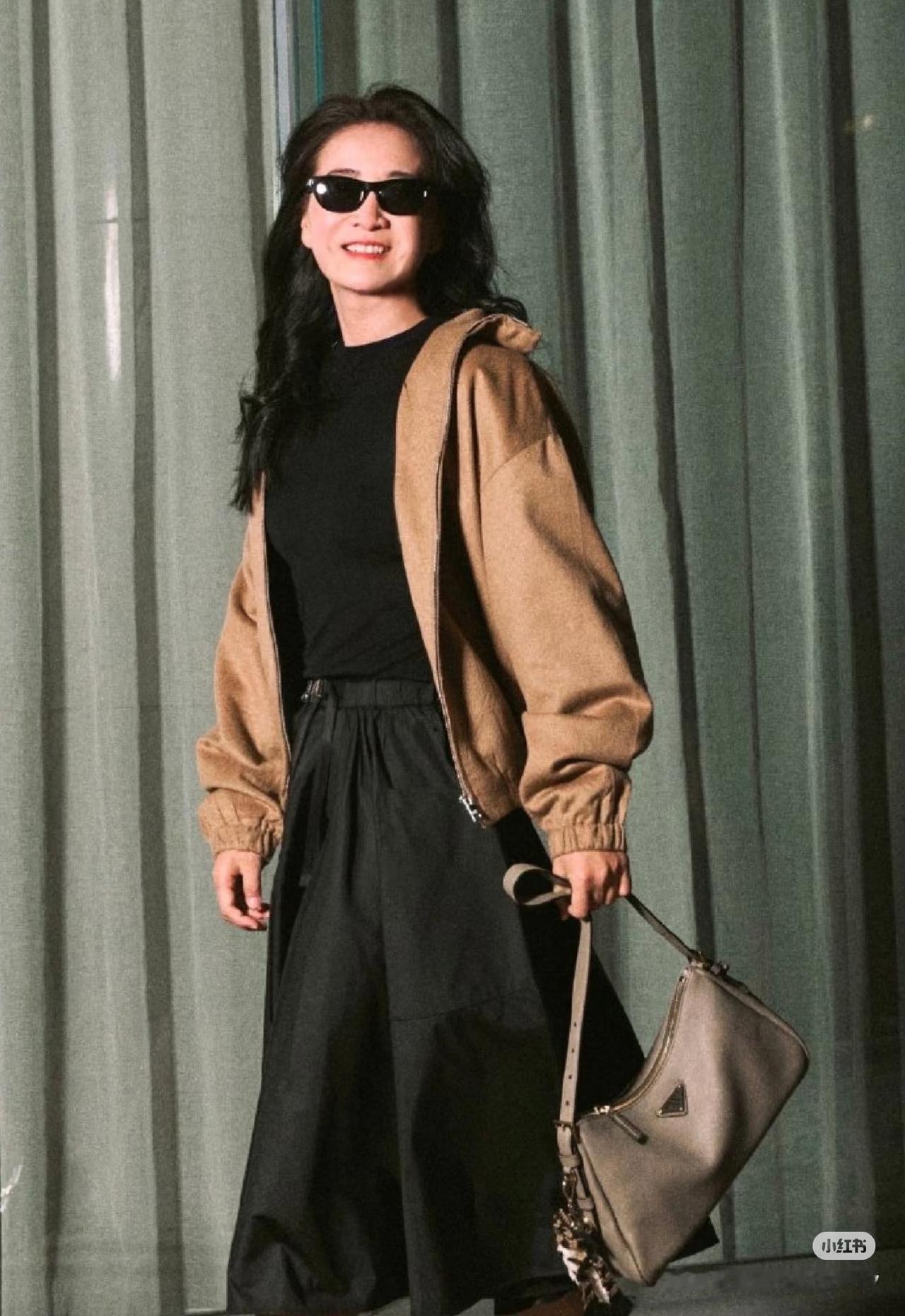 我的天！贾玲这波杀疯了啊！烫着大波浪穿长裙杀去米兰时装周，这状态也太顶了！又瘦又