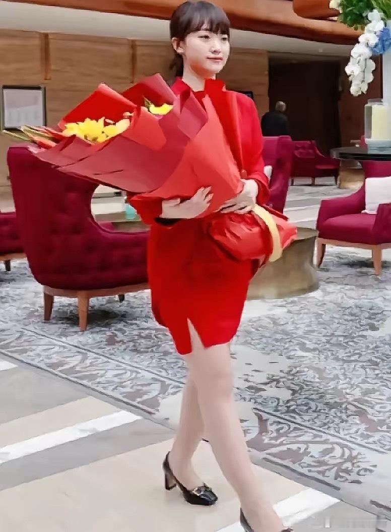 终于找到了，那位献花的红裙小女孩，小小年纪气质格外出众，端庄温婉又落落大方，站在