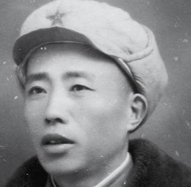 1962年，一位军区司令满怀欣喜地踏上归乡之路，不料还未跨进家门，就被母亲当街扇