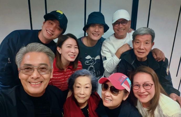 佘诗曼等了26年，才拍下人生第一张和周润发的自拍。2000年，她被临时叫去一个