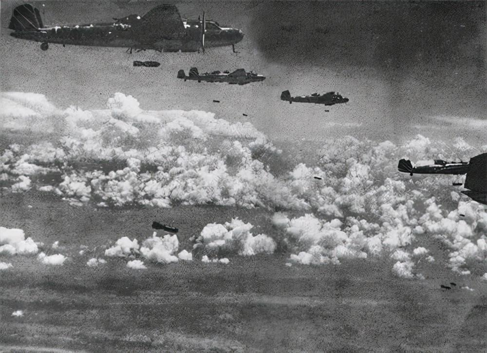 1943年，24岁的中国空军飞行员周志开，击落2架日军飞机后，又打中了第3架敌机
