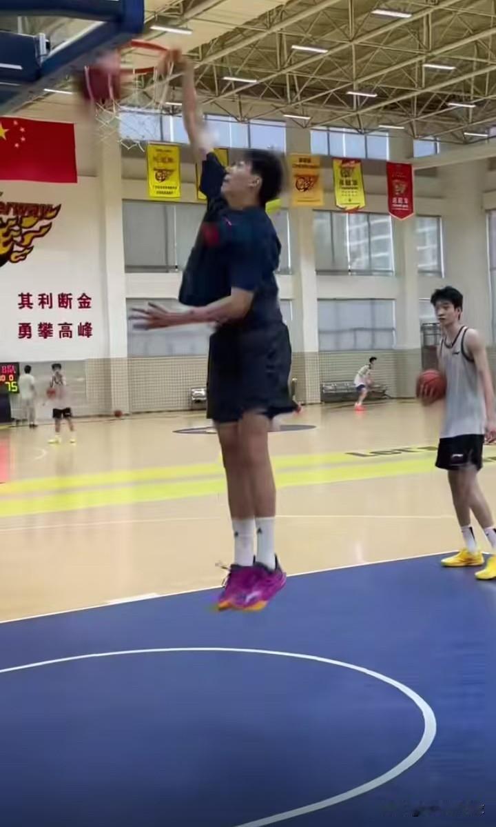 广东宏远内线核心回归；下赛季得去拜拜了！近日，广东宏远男篮内线核心张昊伤愈回归