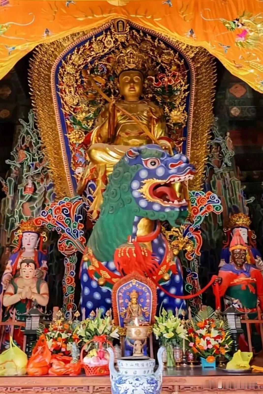 文殊菩萨，为所有学子祈愿这尊手持智慧剑、乘青狮的金身，是五台山殊像寺的文殊