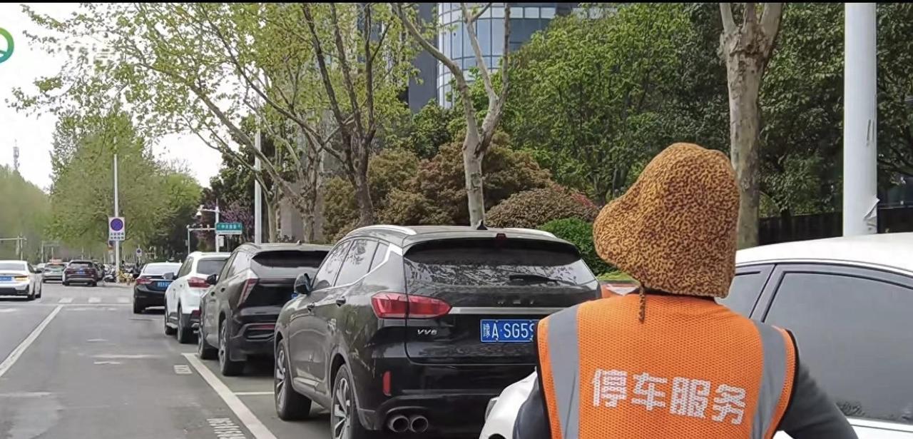 路边停车缴费，你是不是也遇到过：停20分钟按1小时收，公示牌藏在树叶后面，扫码付