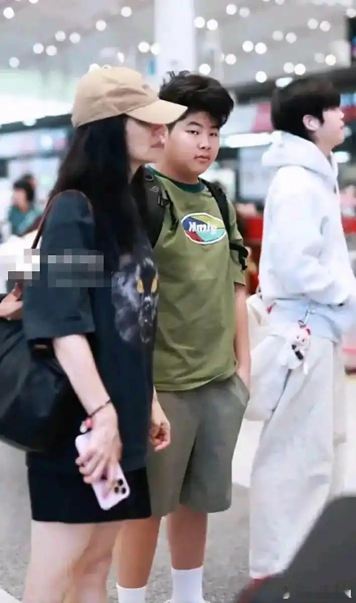 胡可带俩儿子现身，小儿子壮如成年人，14岁安吉挡脸躲开镜头！​​​
