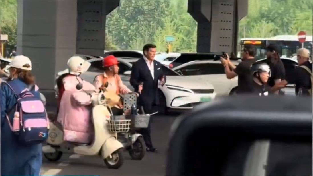 不同于福克斯主持人马路中间拍视频还抱怨违规停车被罚款，美国全国广播公司（NBC）