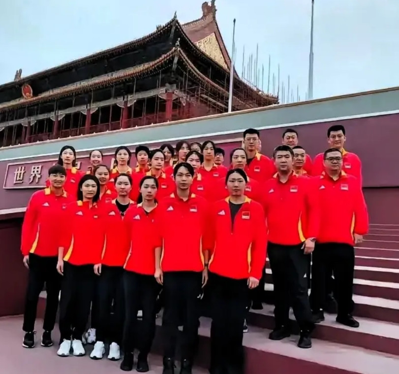 看看这支新中国女排的教练队伍，可以用并不优秀来定论。负责副攻组的赵勇，本行出身